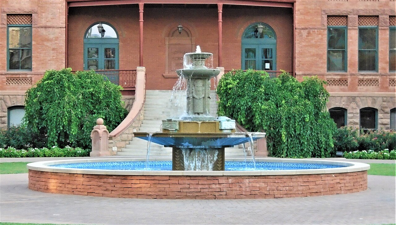 Old Main и фонтан в кампусе Arizona State