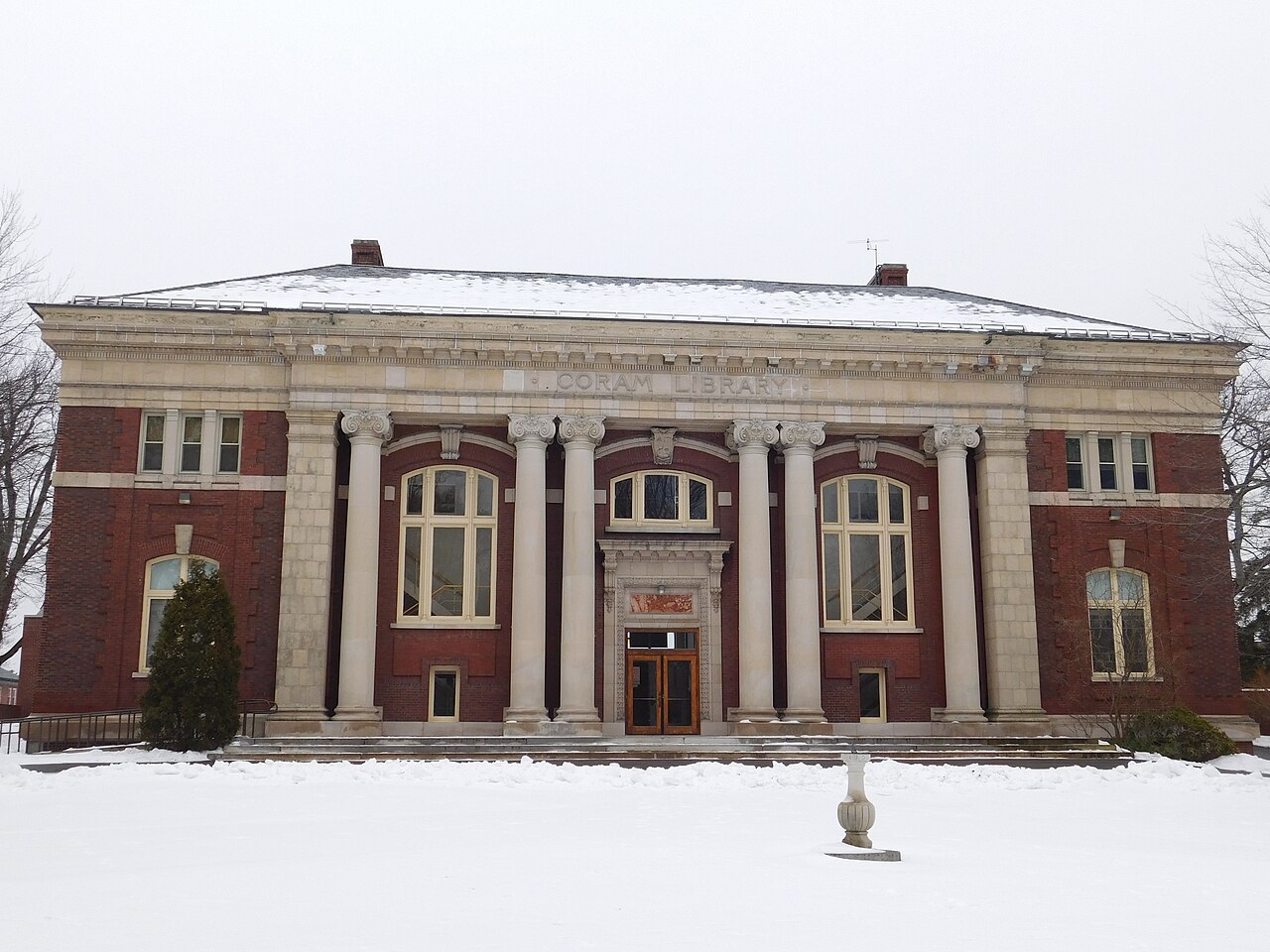 Библиотека Корам в кампусе Bates College