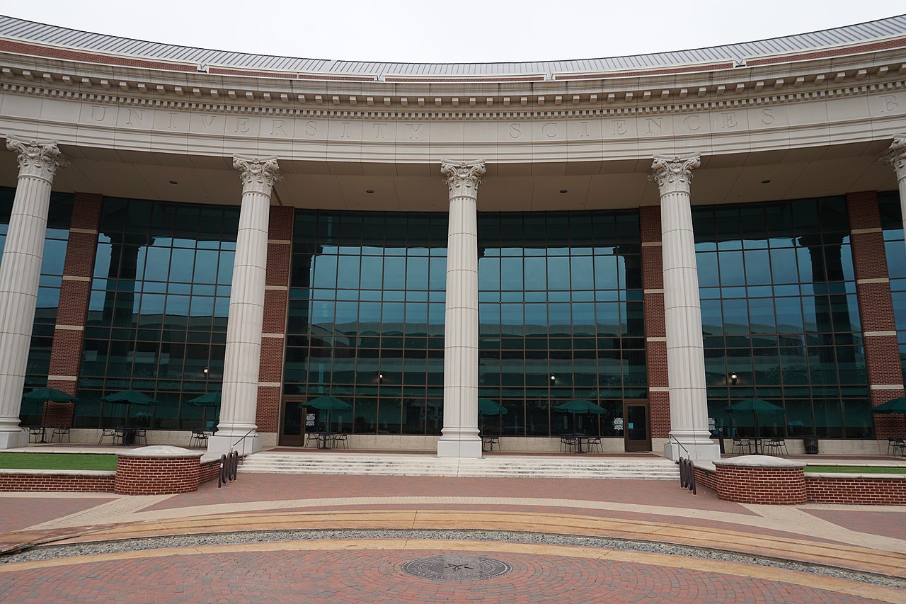 Корпус наук Baylor University с колоннадой
