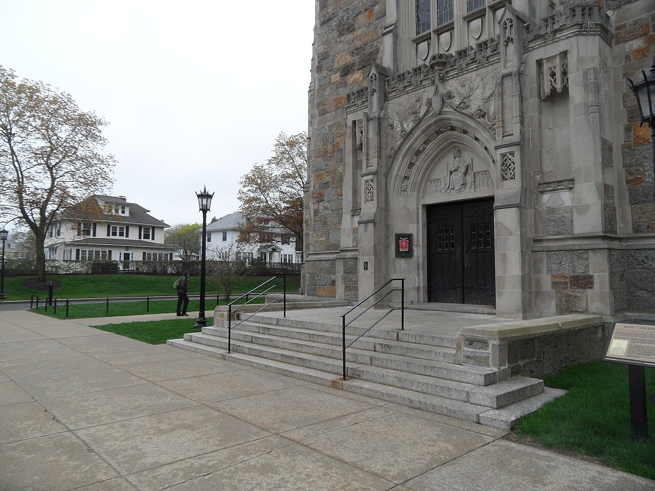 Готический вход корпуса Boston College