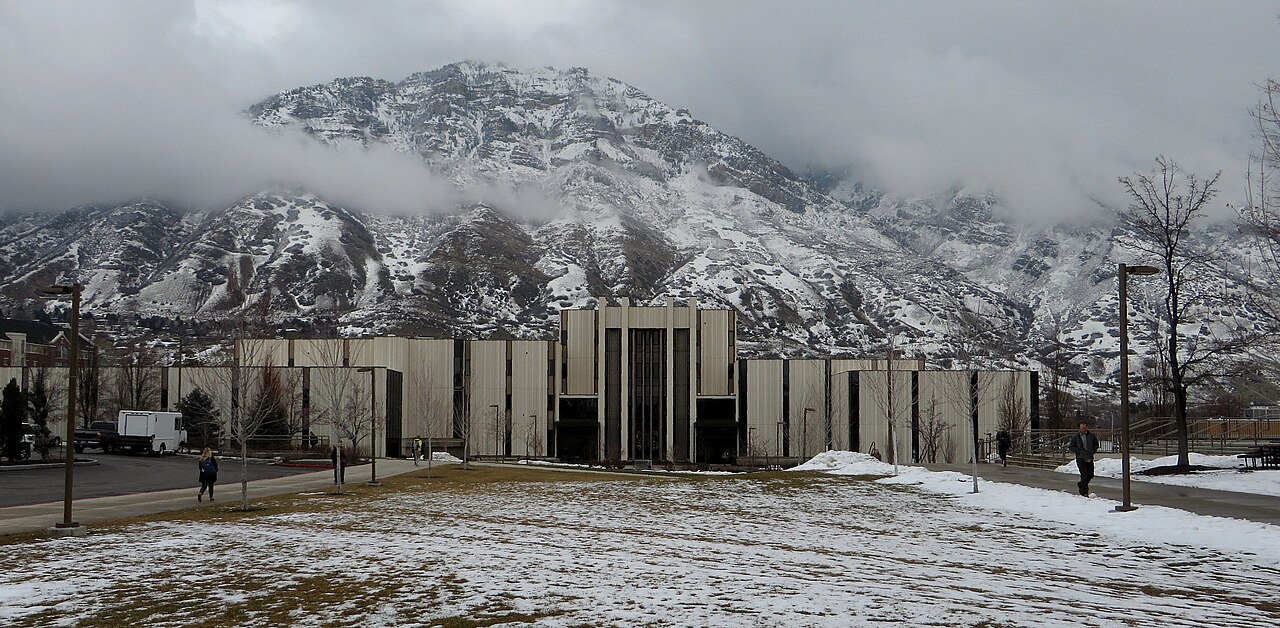 Корпус Brigham Young University на фоне заснеженных гор