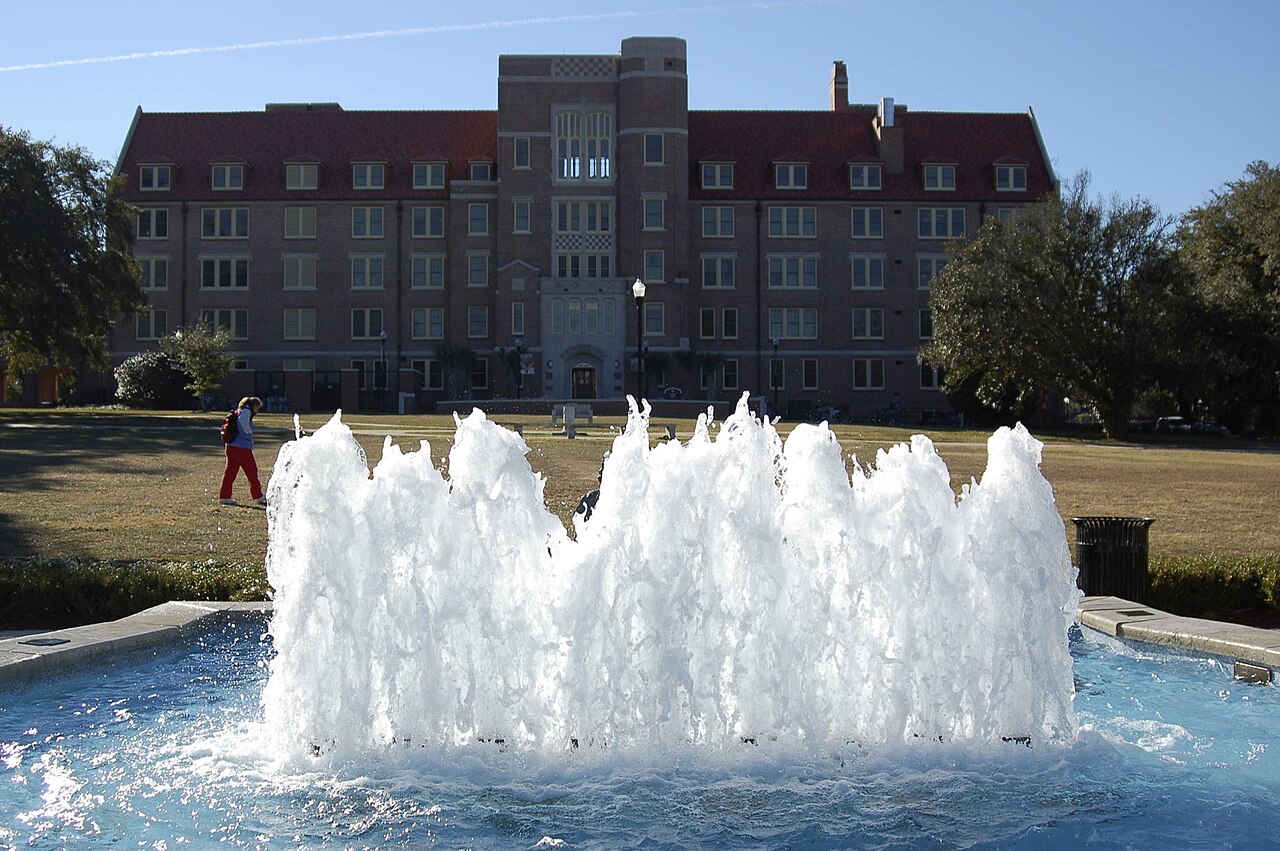 Краснокирпичные корпуса и фонтаны Florida State University