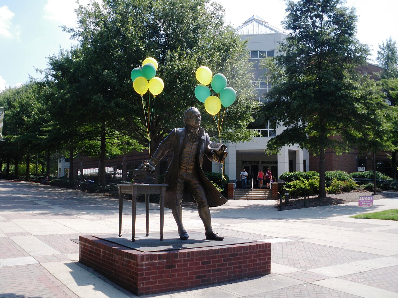 Статуя Джорджа Мейсона на кампусе George Mason University