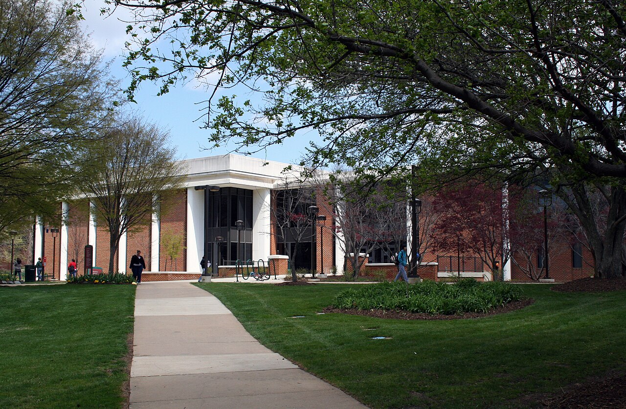 Учебный корпус с колоннами, George Mason University