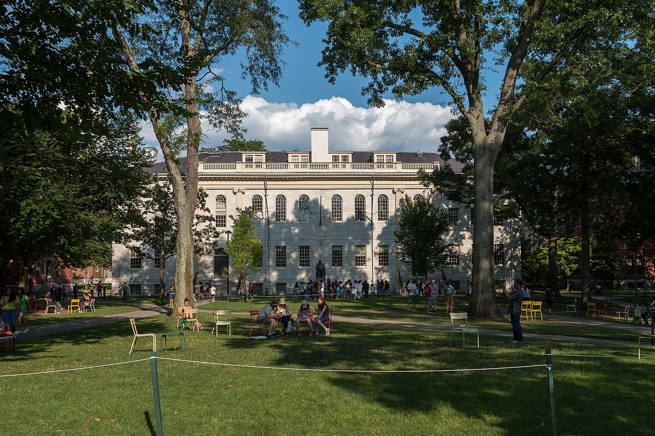 Гарвардский двор (Harvard Yard) летом со студентами на газоне
