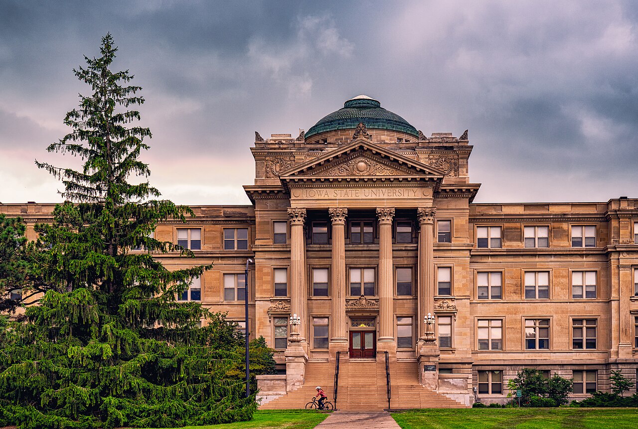 Краснокирпичные корпуса Iowa State University