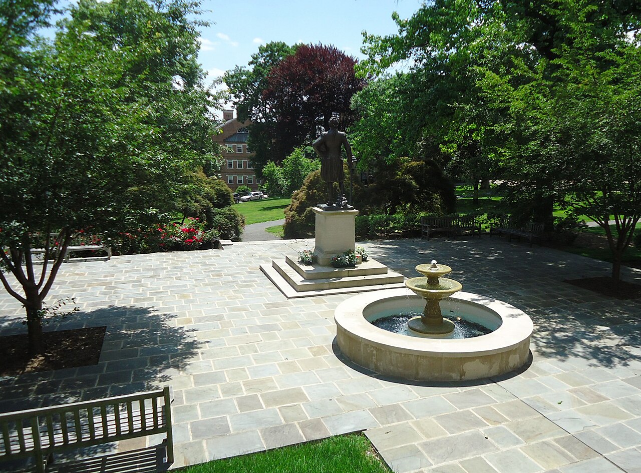 Фонтан и внутренний дворик, Lafayette College