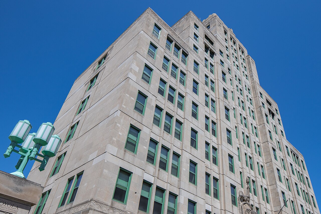 Центр Манделейн, Loyola University Chicago