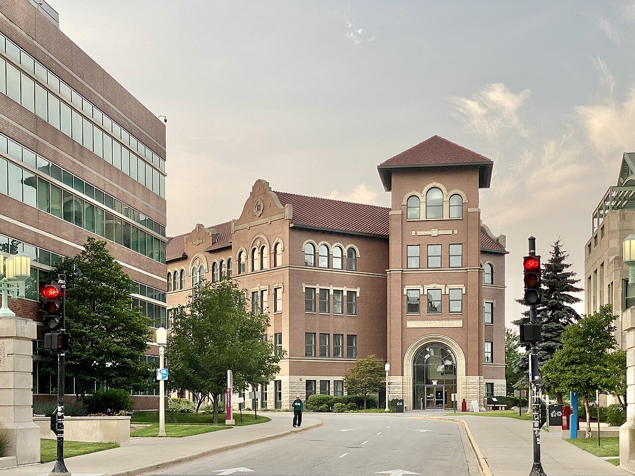 Дамбак-холл, Loyola University Chicago