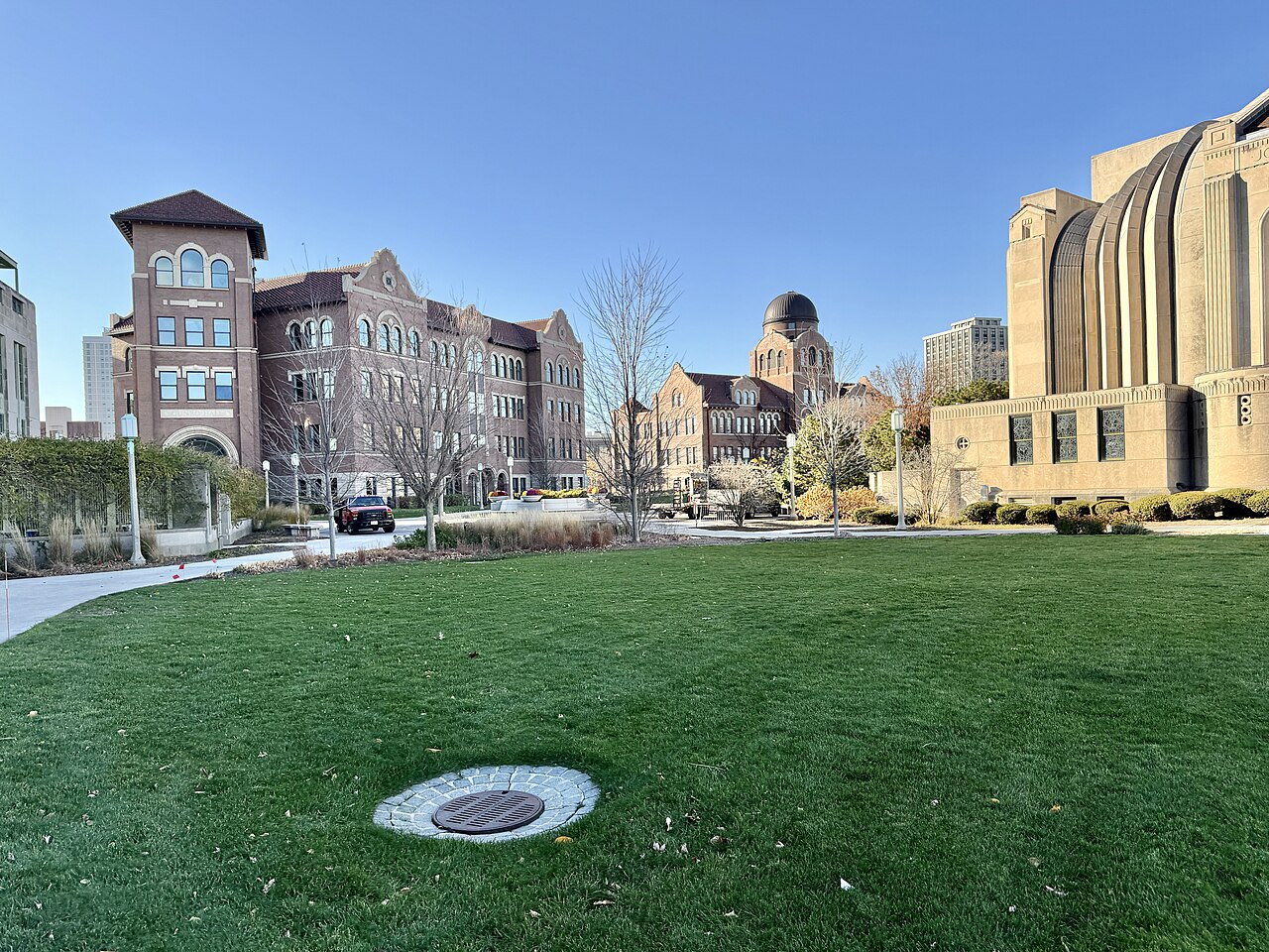Кампус Loyola University Chicago у озера на фоне небоскрёбов
