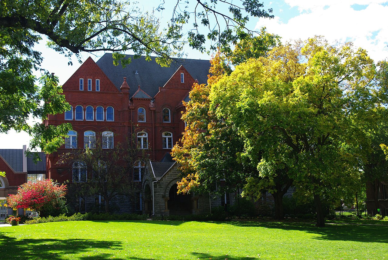 Зелёные лужайки кампуса Macalester College