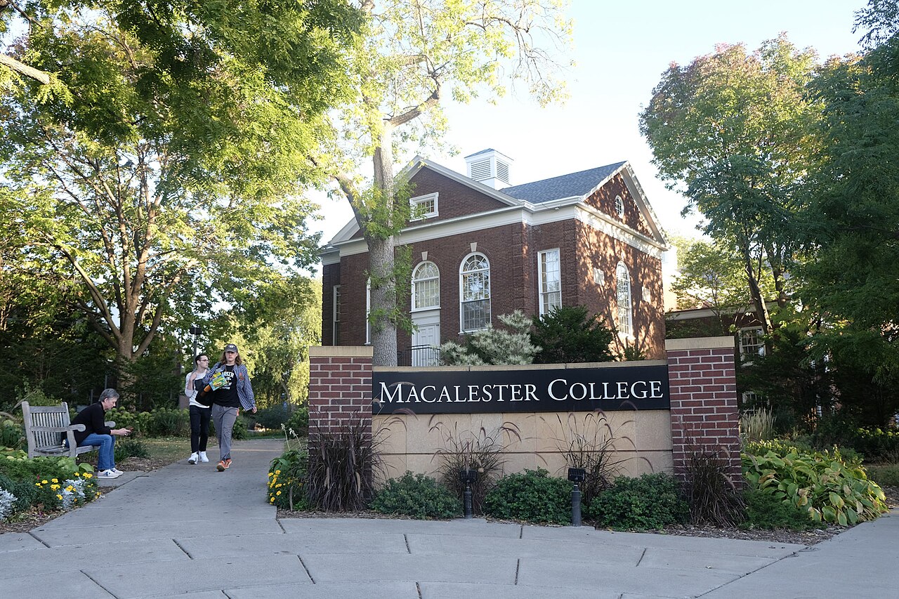 Вход в кампус Macalester College