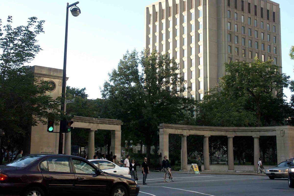 Roddick Gates - главный вход в кампус McGill со стороны улицы Шербрук; справа на