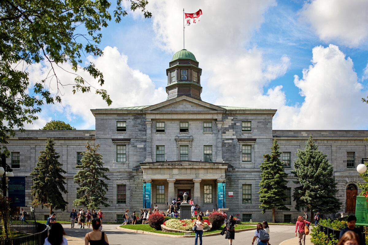 Arts Building McGill - старейшее здание кампуса в классическом стиле, август 202