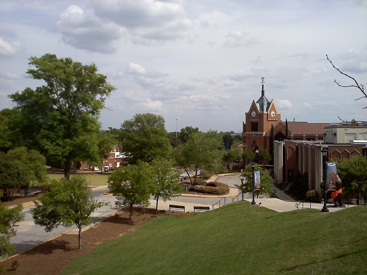 Квадратный двор кампуса, Mercer University