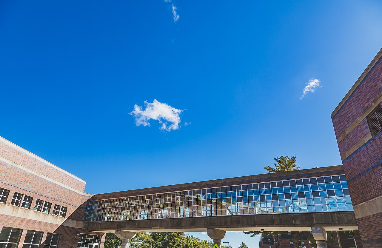 Современный корпус Michigan Tech со стеклянным переходом