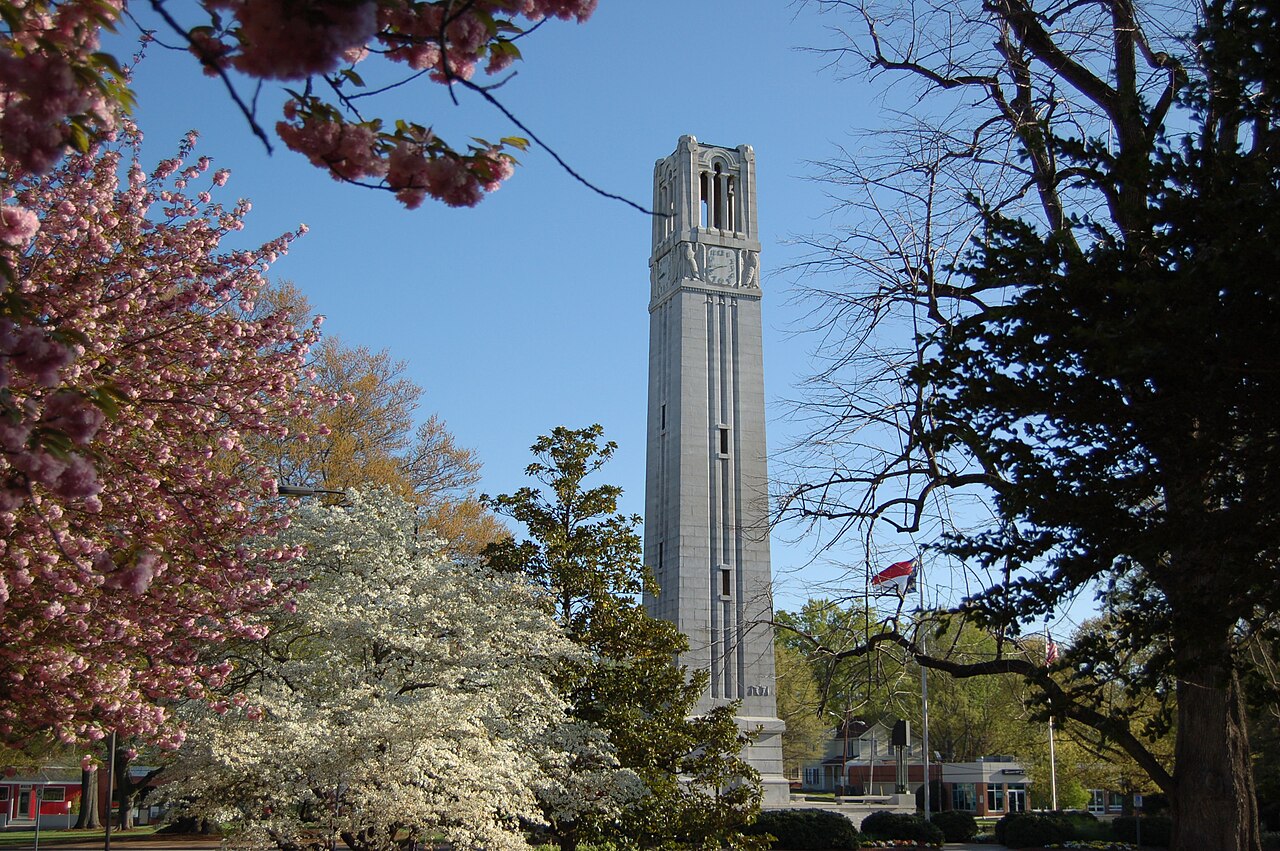 Мемориальная звонница NC State весной