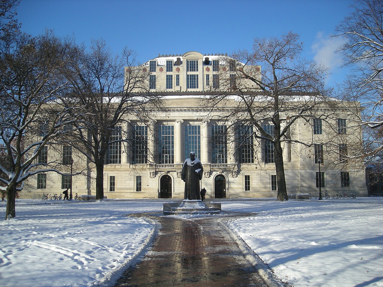Библиотека Томпсона в кампусе Ohio State