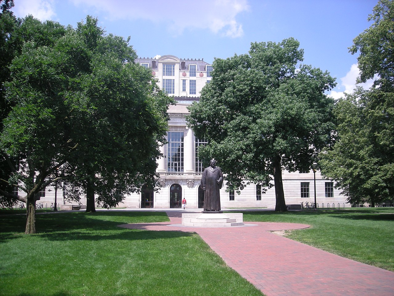 Зелёные дворы кампуса Ohio State в Колумбусе