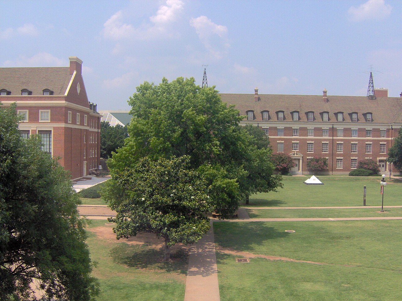 Учебный корпус на лужайке кампуса Oklahoma State University
