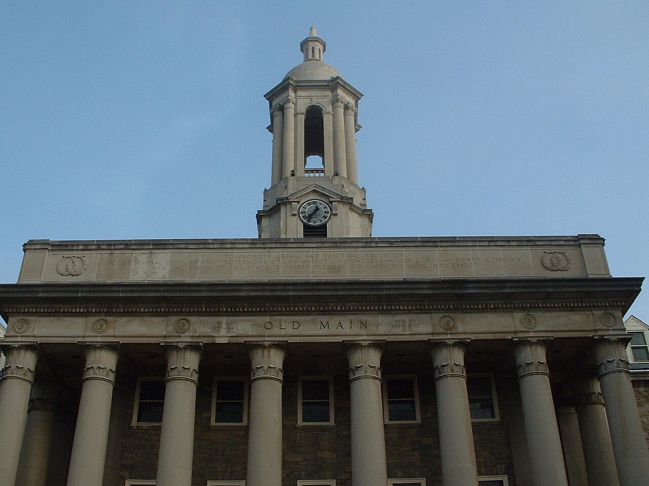 Башня Old Main в Penn State