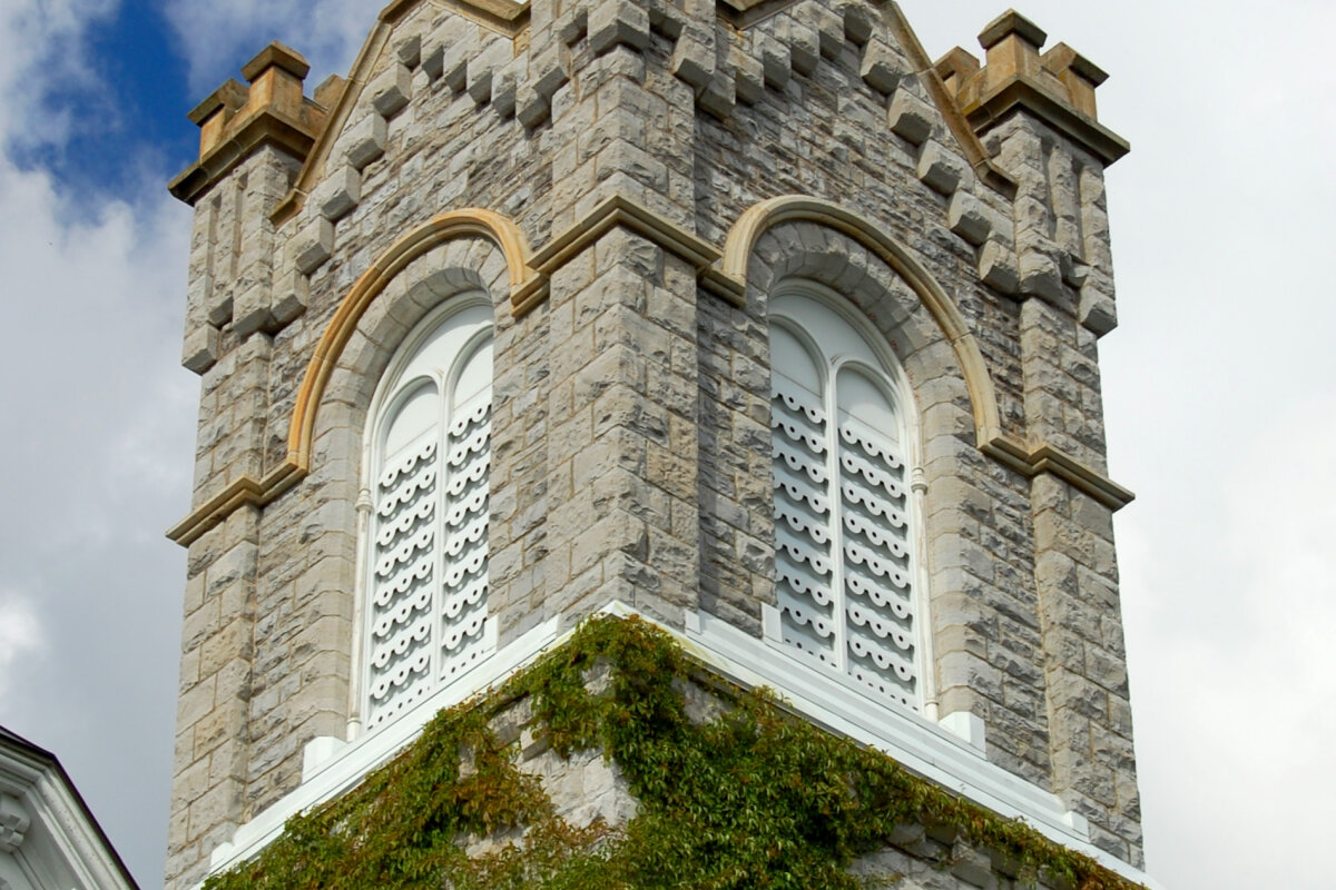 Theological Hall - историческое известняковое здание кампуса Queen's в Кингстоне
