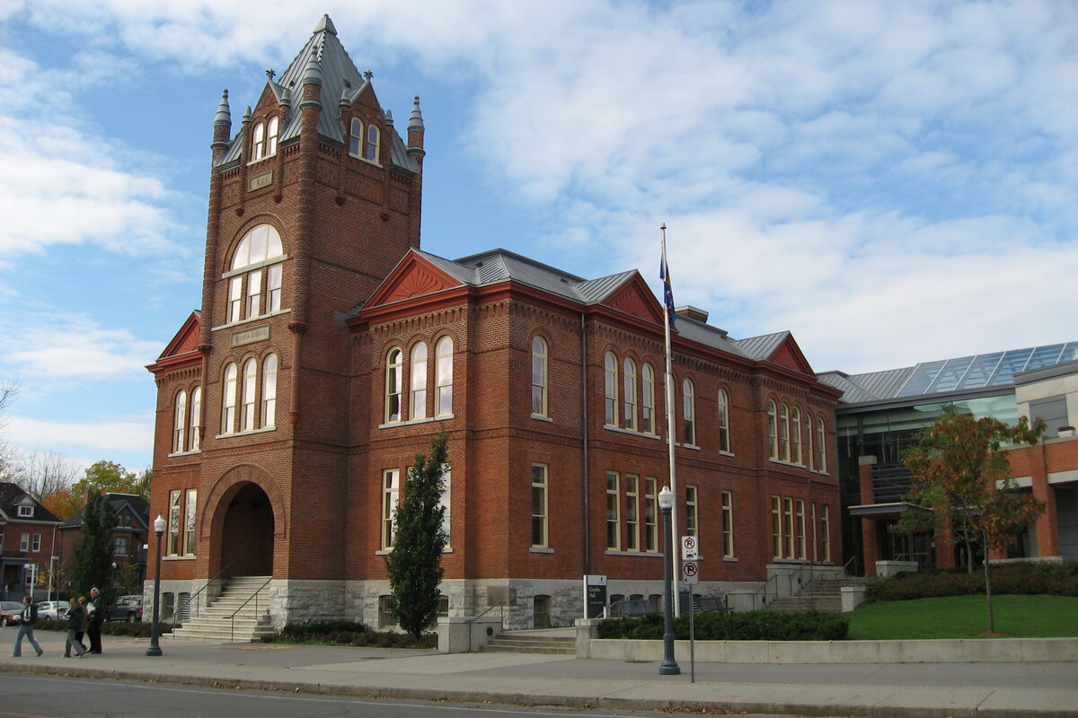 Goodes Hall - корпус бизнес-школы Smith School of Business.