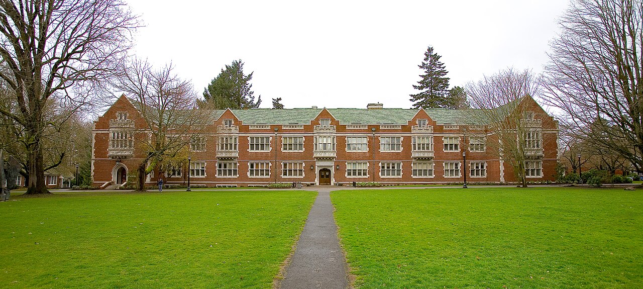 Элиот-холл над Большой лужайкой Reed College