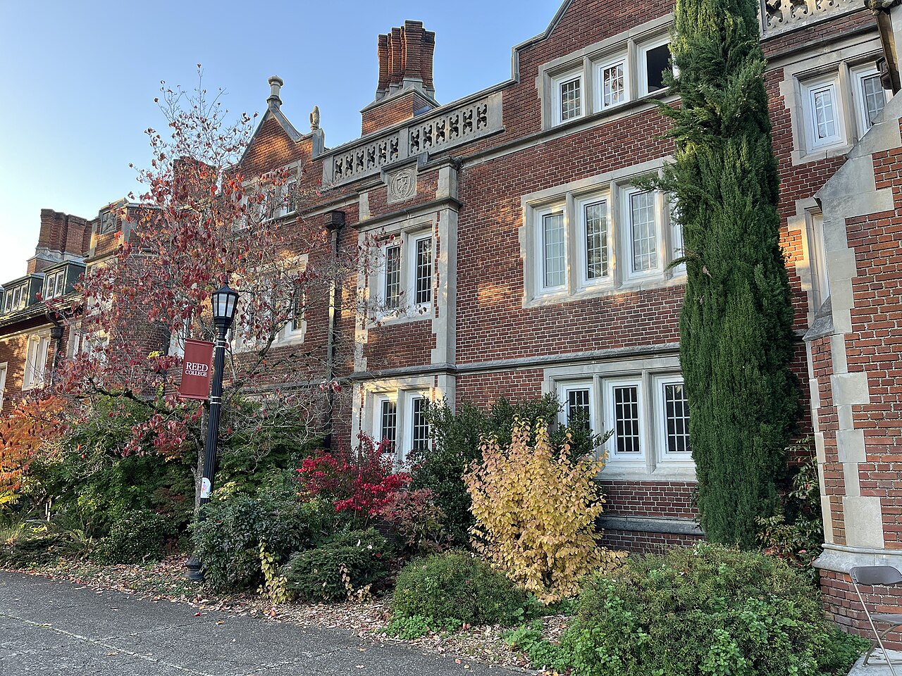 Тюдоровские корпуса Reed College осенью