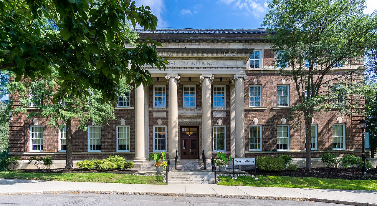 Колоннадное здание в кампусе Rensselaer Polytechnic Institute