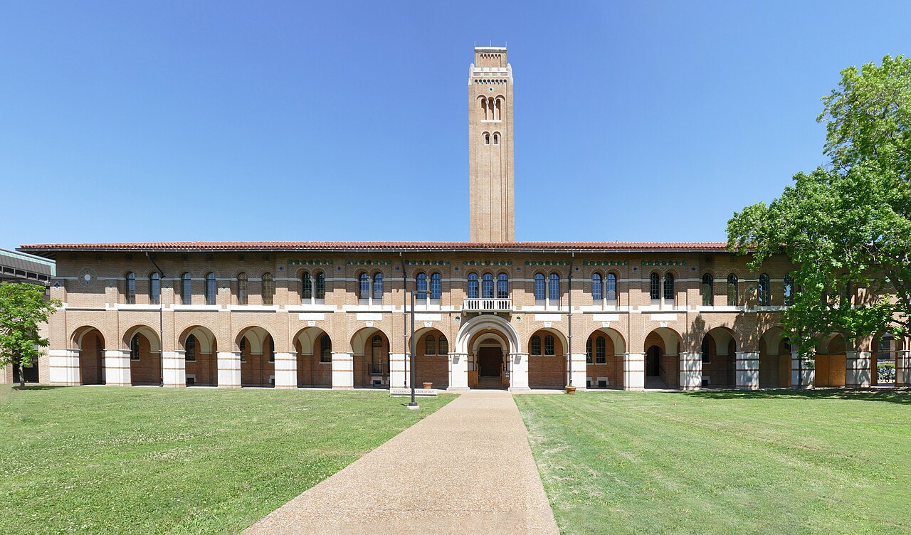 Аркады и башня в кампусе Rice University
