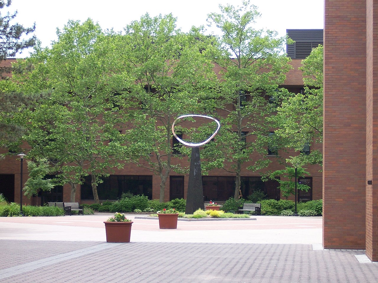 Скульптура Sentinel на кампусе Rochester Institute of Technology