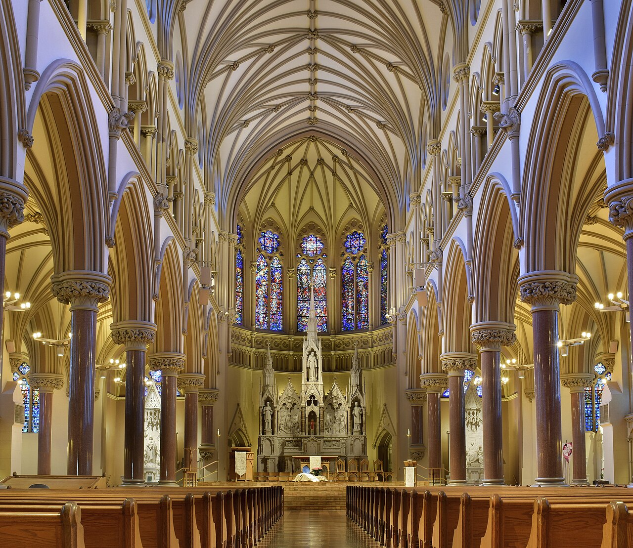 Готический интерьер College Church, Saint Louis University