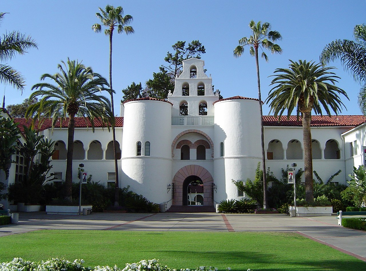 Колокольня и аркады Хепнер-холла, San Diego State University