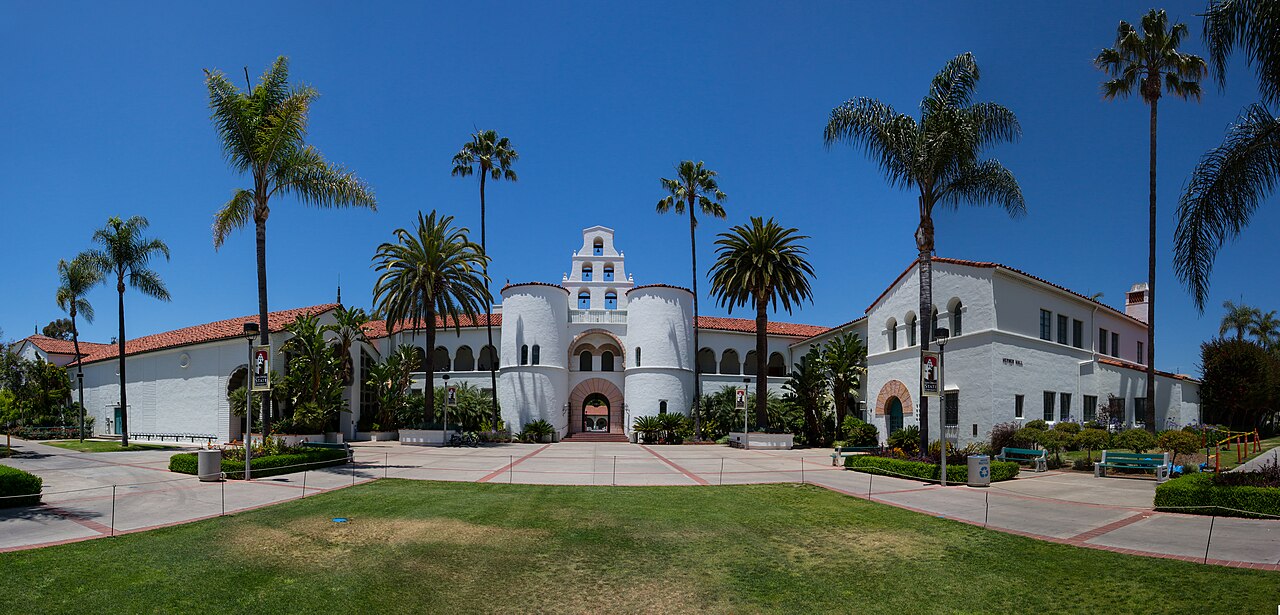 Испанская колониальная архитектура кампуса San Diego State University