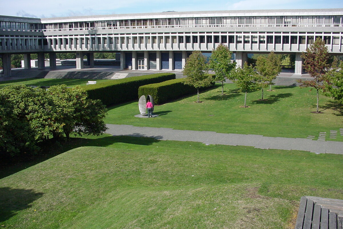 Академический квадрат (Academic Quadrangle) - фирменная бруталистская архитектур