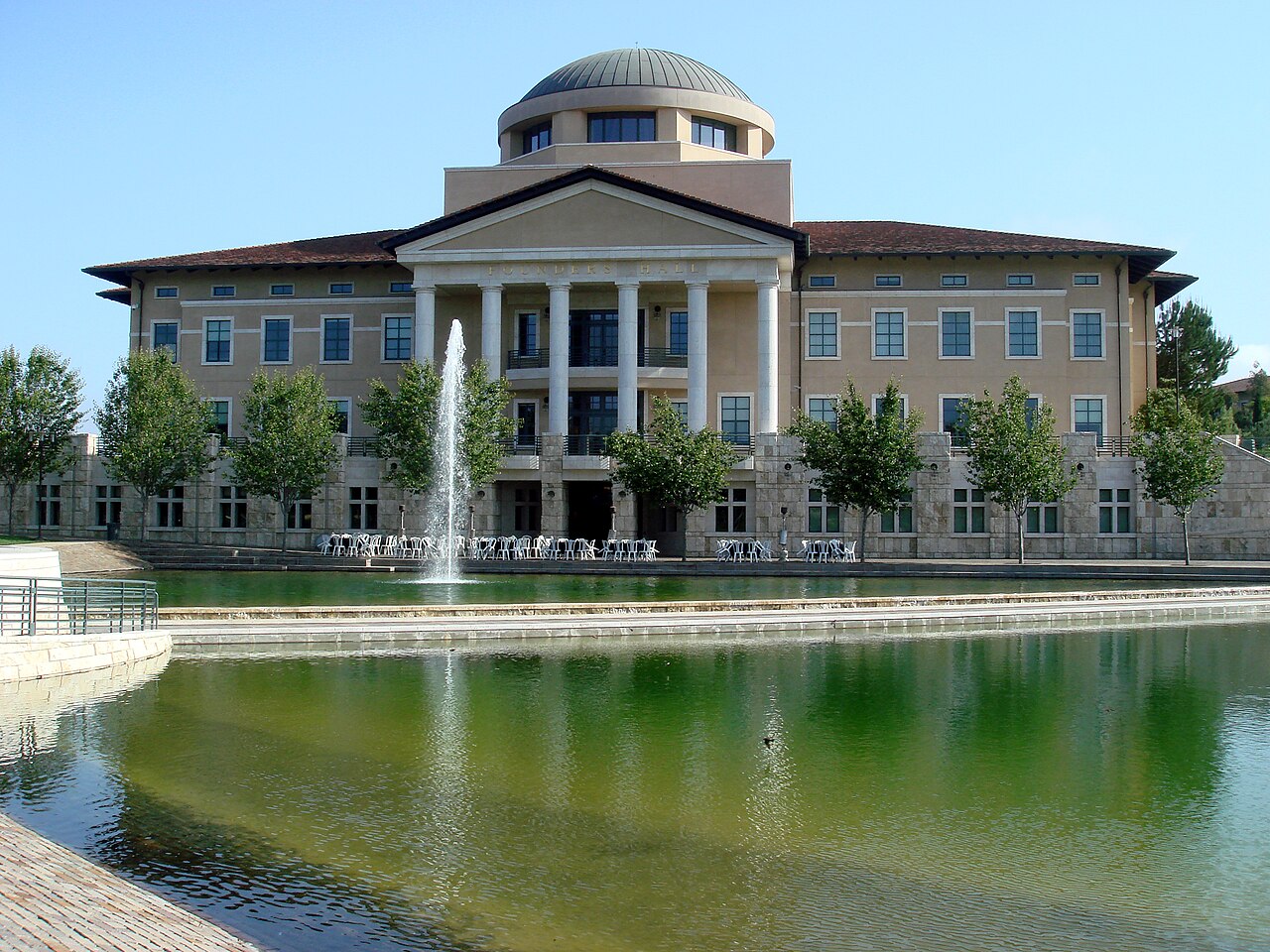 Founders Hall и бассейн, Soka University of America