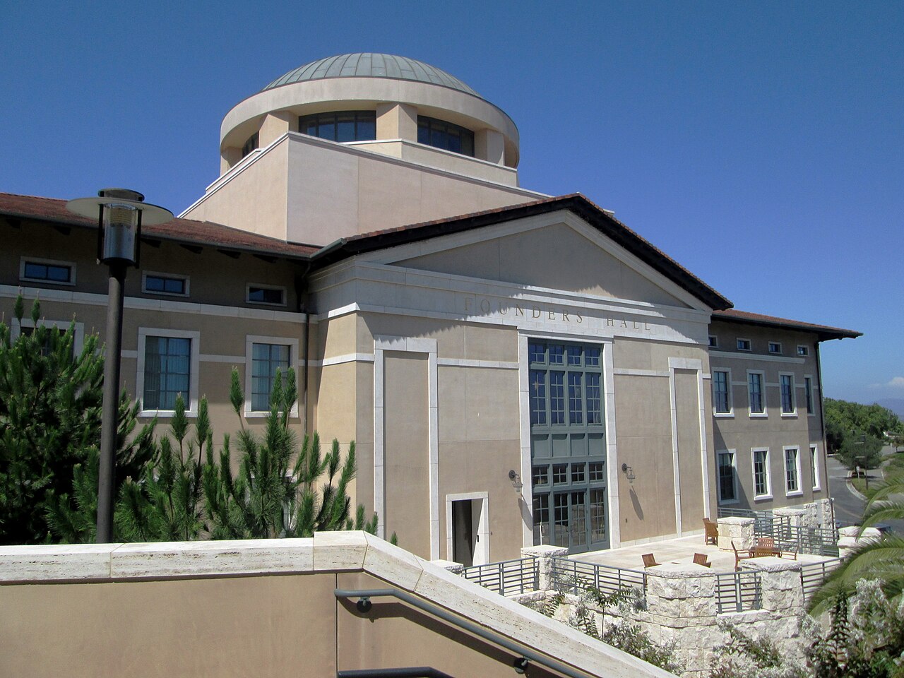 Founders Hall с куполом, Soka University of America