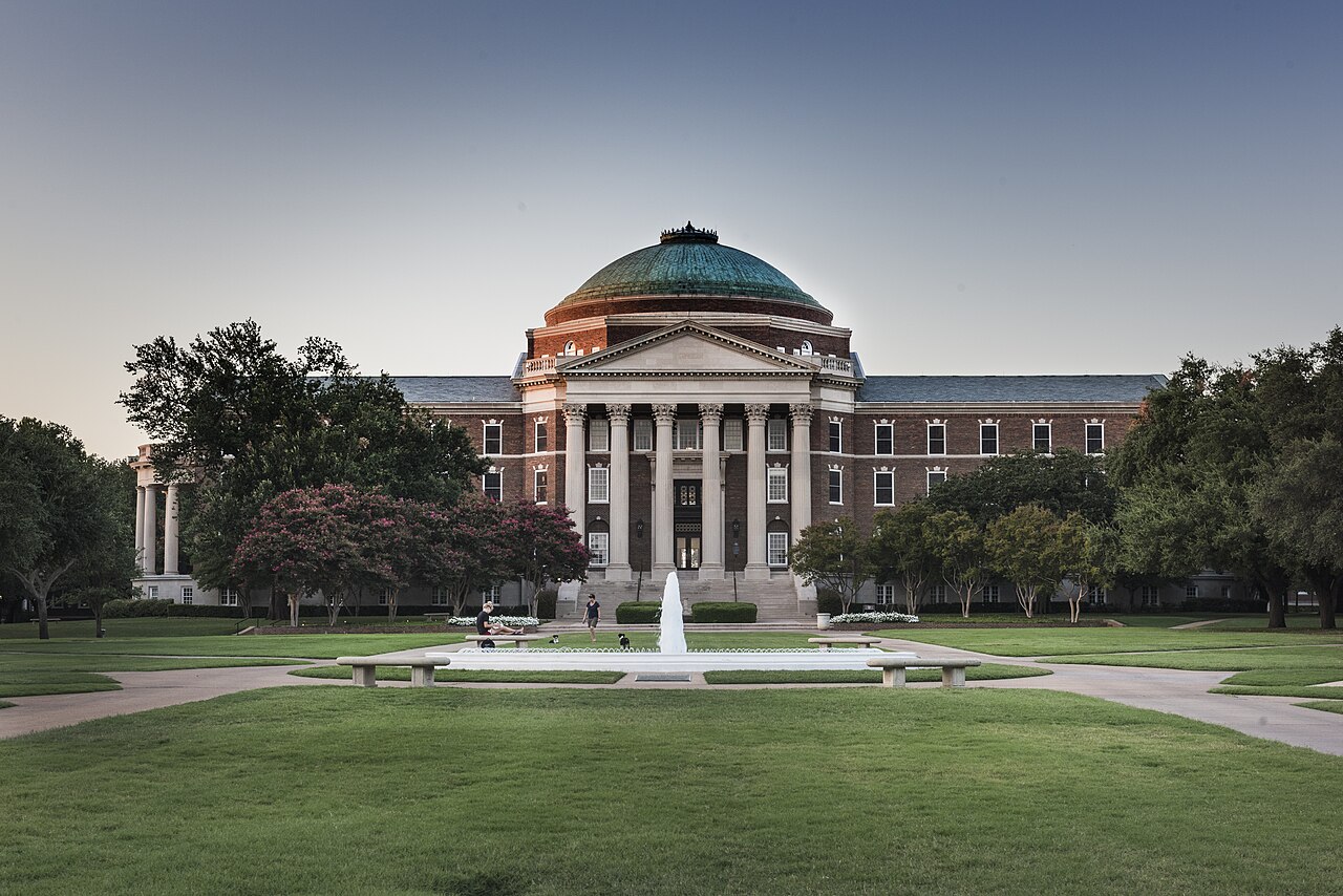 Даллас-холл с фонтаном, Southern Methodist University