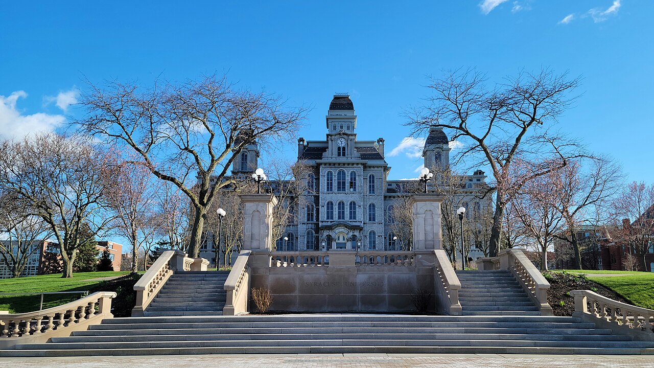 Холл языков и лестница в кампусе Syracuse University