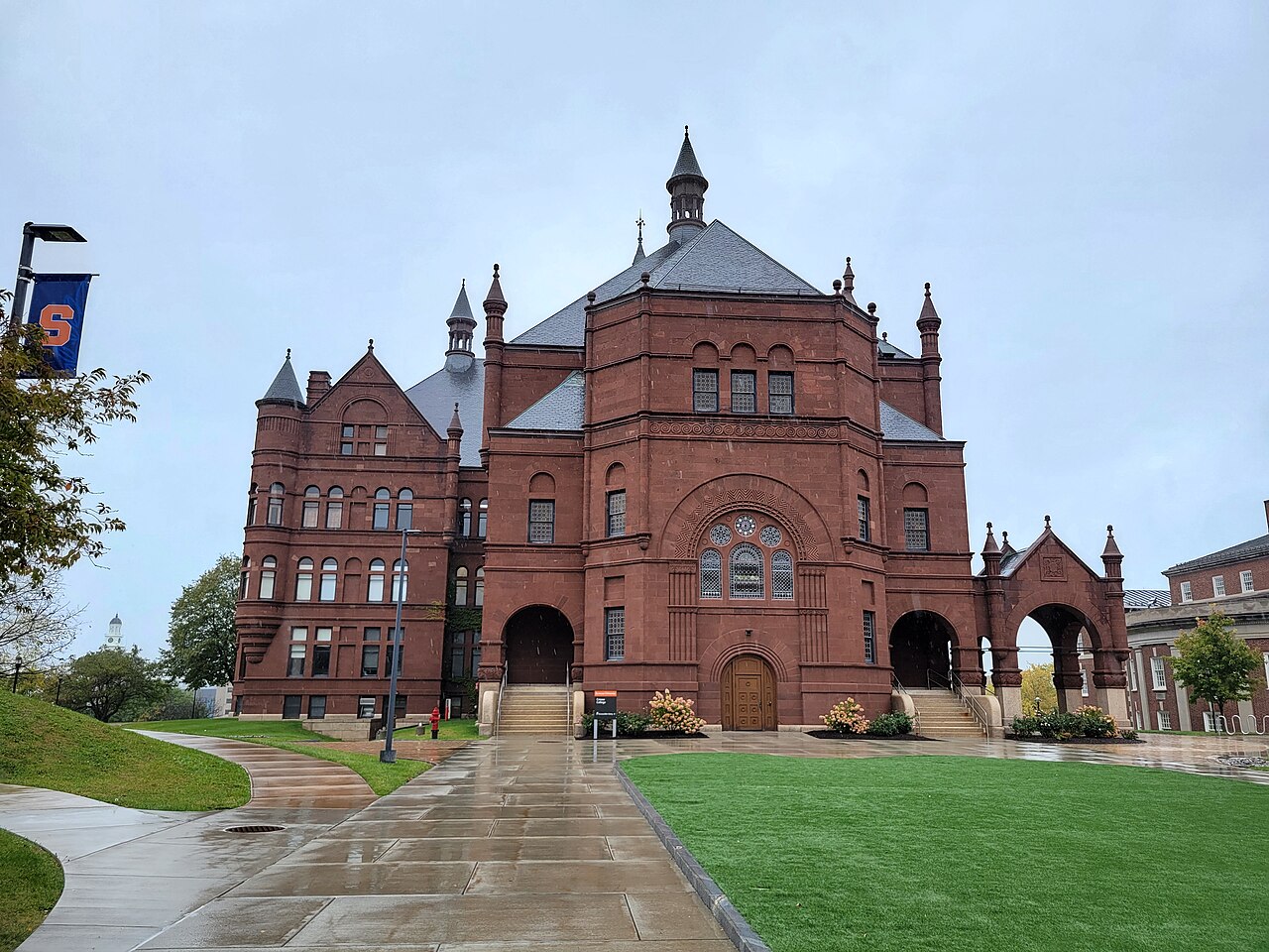 Краснокаменный Крауз-колледж в Syracuse University