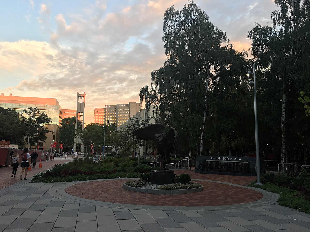 Кампус Temple University с башней-звонницей в Филадельфии