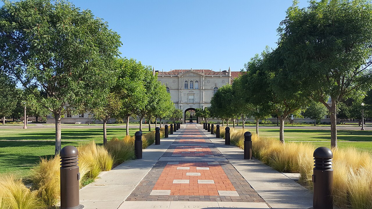 Аллея к Административному корпусу Texas Tech University