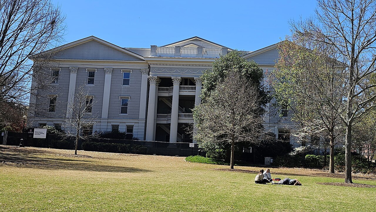Колоннадное здание кампуса University of Georgia