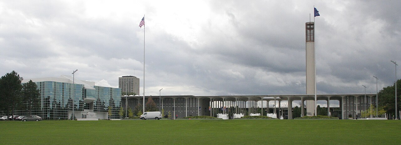 Панорама кампуса University at Albany с башней-карильоном