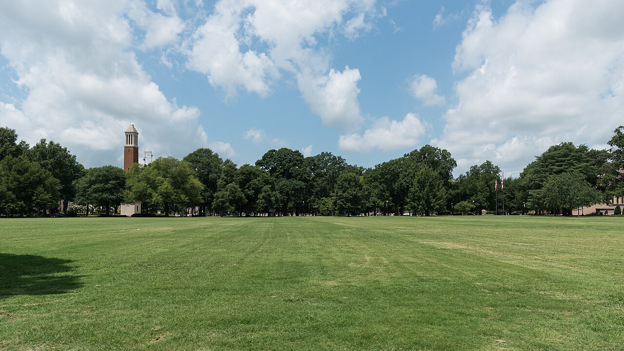 Главная площадь Quad с башней Денни-Чаймс, University of Alabama