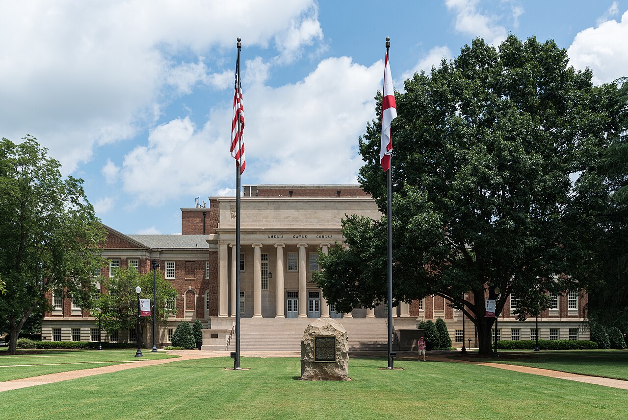 Площадь у башни Денни-Чаймс, University of Alabama