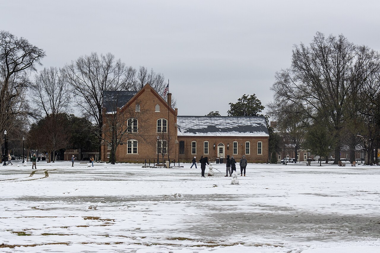 Историческое здание кампуса University of Alabama в снегу