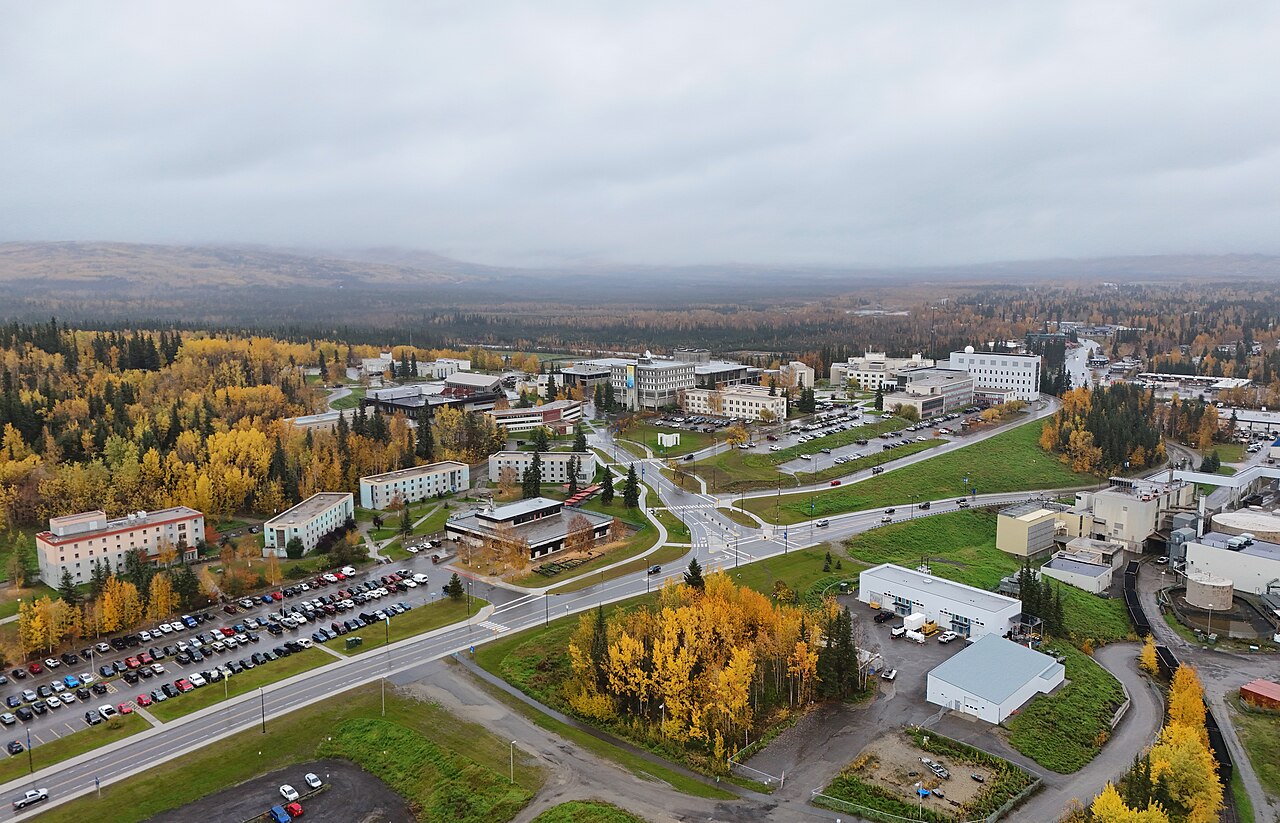 Кампус University of Alaska Fairbanks с воздуха в осенних красках