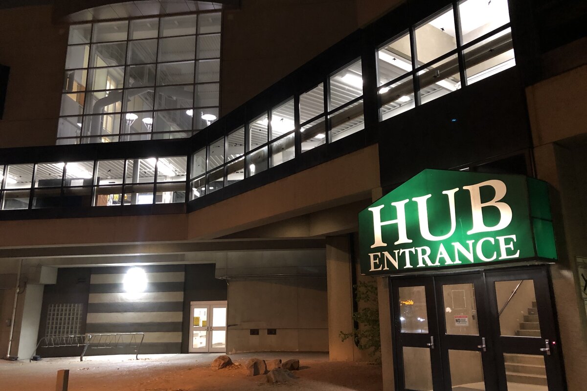 Южный вход в HUB Mall - крытую студенческую галерею длиной в квартал.